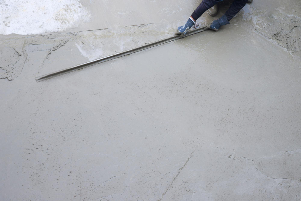 une finition réussie d'un séchage complet du béton extérieur