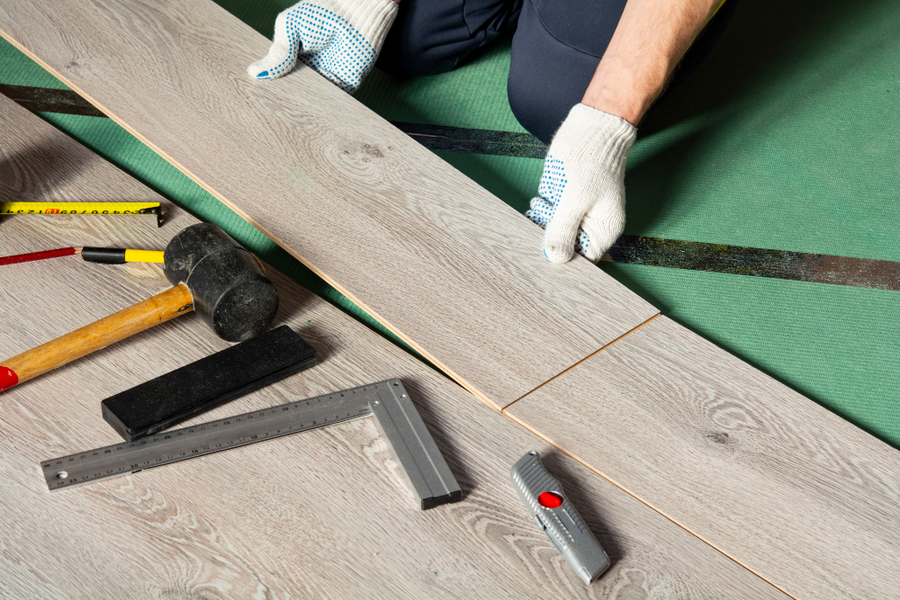 Ce qu'implique réellement de poser le parquet flottant chez soi